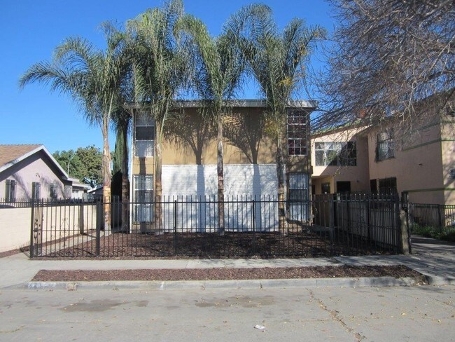 Building Photo - 423 E 82nd St