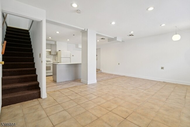 Building Photo - 109 S Orange Ave