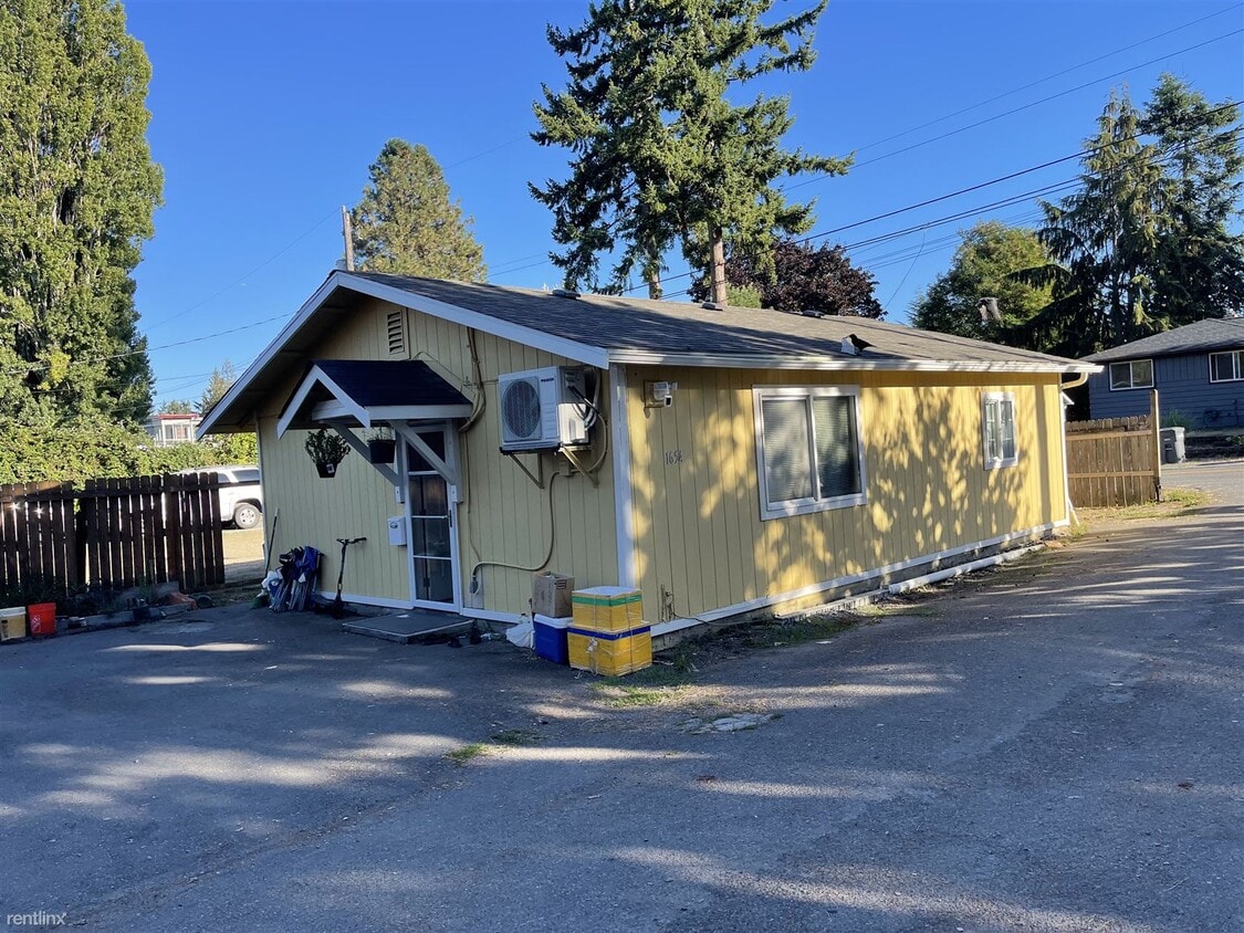 2 br, 1 bath House 1654 Southwest 114th House Rental in Seattle