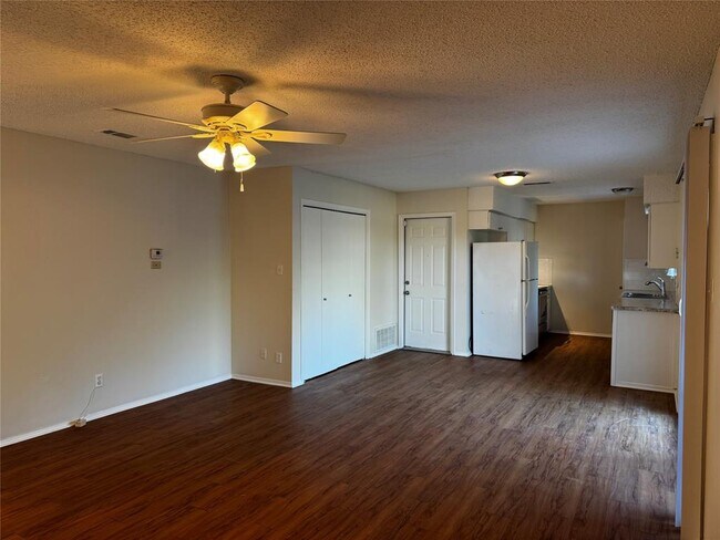 Foto del edificio - 1006 Warrington Dr