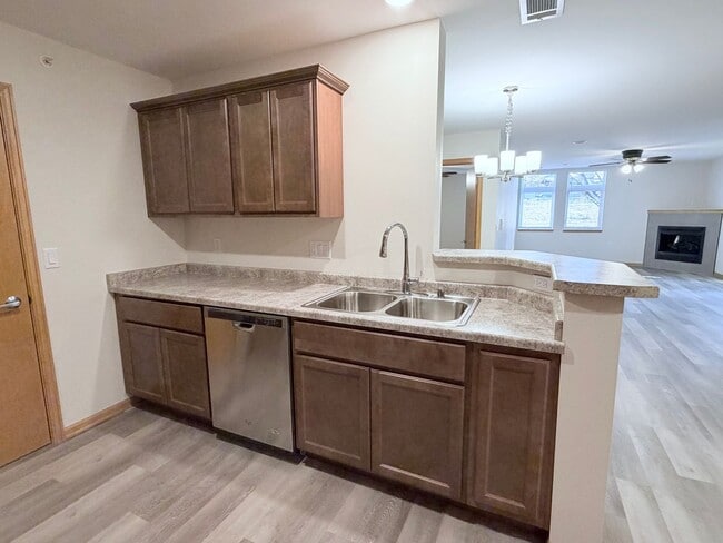 Building Photo - 2 Bed / 2 Bath Apartment in Madison, WI 53579