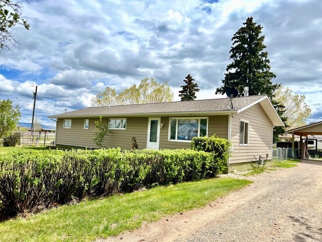Building Photo - Pet Friendly 2 Bed 2 Bath Single Family Home With Garage, Private Deck and Big Yard!