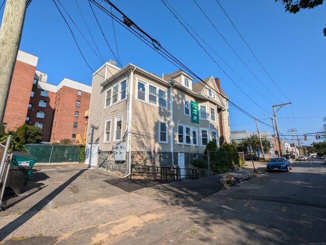 Building Photo - 965 Fairfield Ave