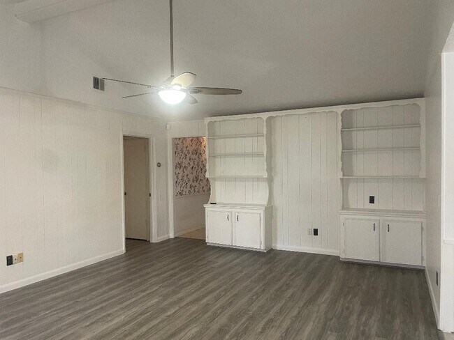 Foto del edificio - 9303 Roos Rd