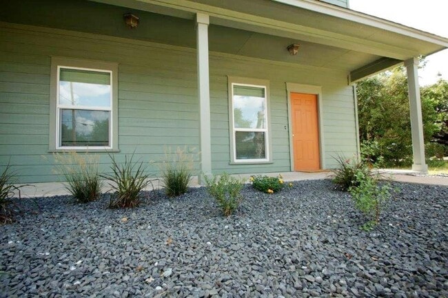 Building Photo - 4 Bed 2 bath home in East Austin - Great l...