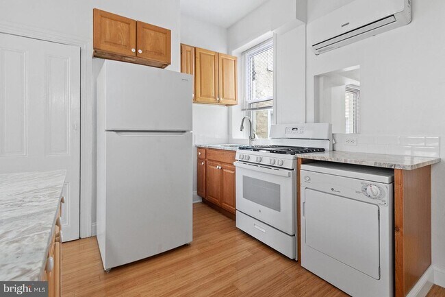 Building Photo - 633 N 3rd St