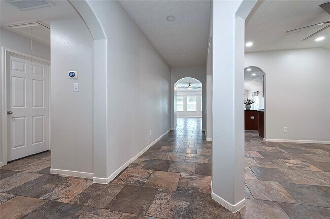 Foto del edificio - 2819 Lakecrest Way Dr