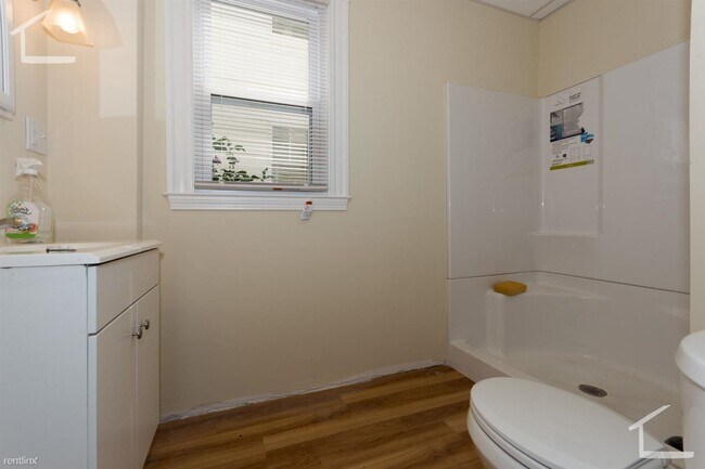 Building Photo - 3 br, 1 bath House - 60 Dustin St # 1J