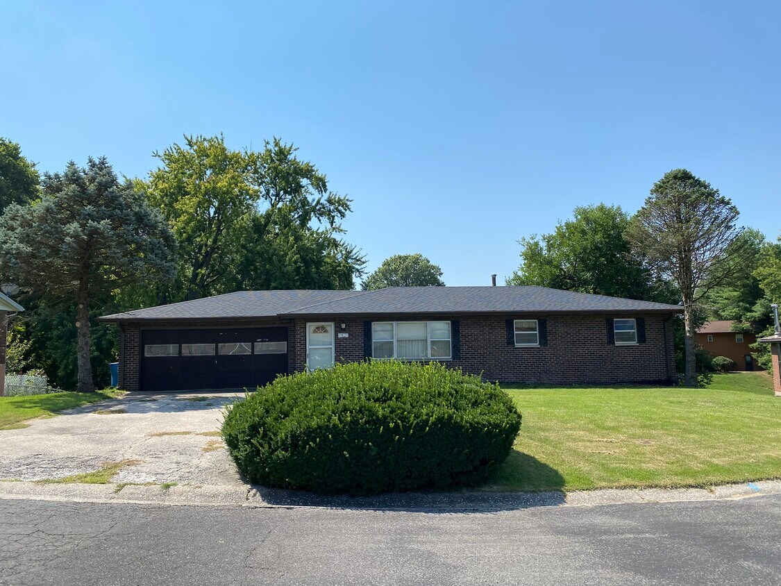 1318 Lexington Dr, Collinsville, IL 62234 House Rental in
