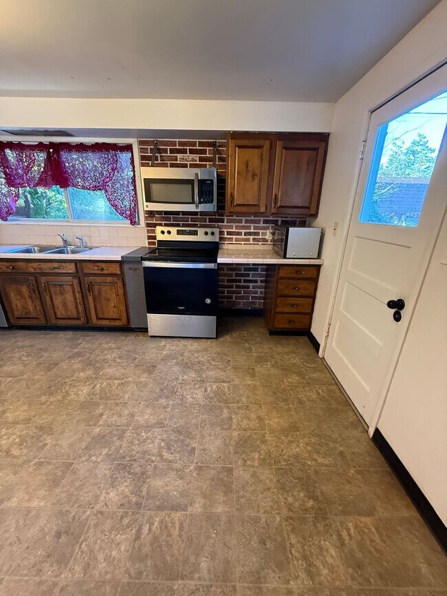 Foto del edificio - Spacious Ranch Rambler with 2 car garage