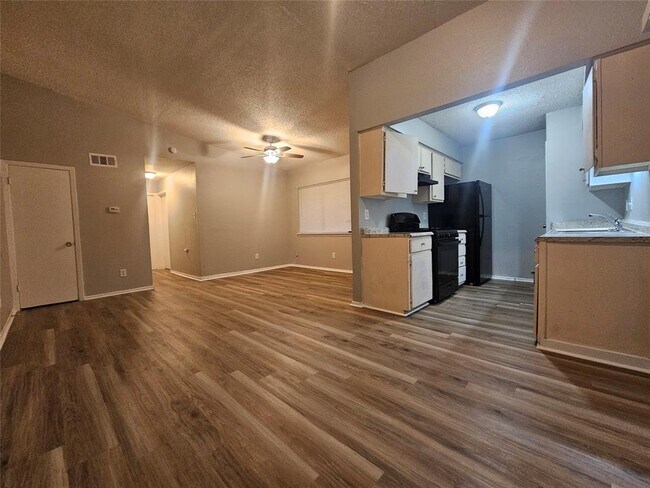 Building Photo - 6715 Sandshof Dr