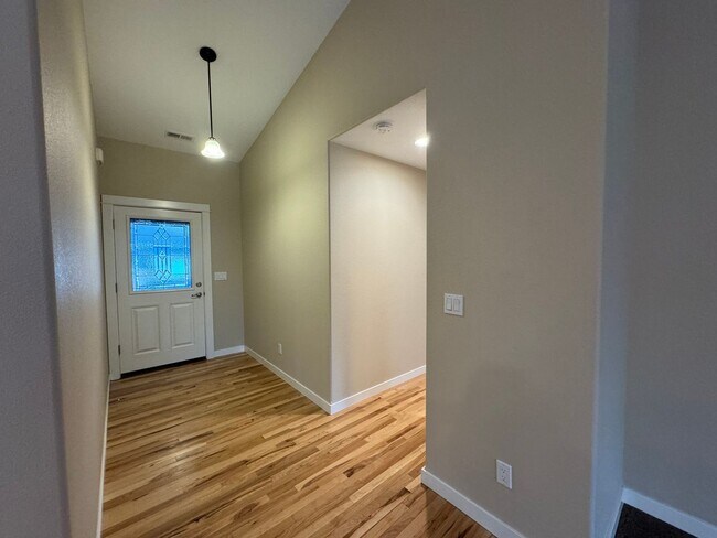 Foto del edificio - Well maintained, updated 3 bedroom home in quiet neighborhood