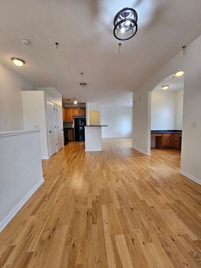 Foto del edificio - Spacious Second Floor Condo