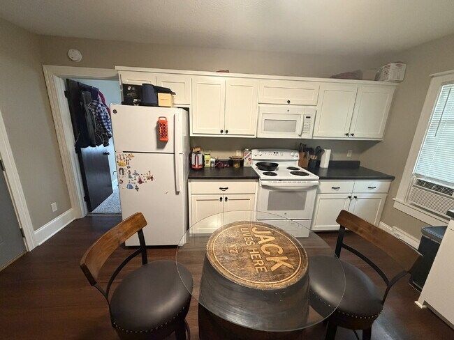 Foto del edificio - Beautifully Remodeled 2-Bedroom Upper Unit in Historic Durand