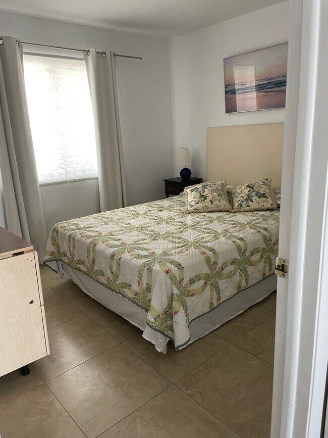 Building Photo - Fully Furnished 2 Bedroom-1 Bath Anglers C...