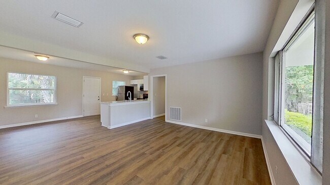 Foto del edificio - Beautifully Updated 4-Bedroom Home with Modern Finishes & Spacious Backyard
