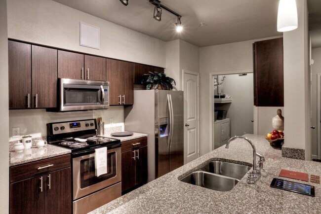 Foto del edificio - 1701 Oak Hill Ln