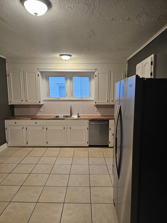 Kitchen - 208 W Chestnut St