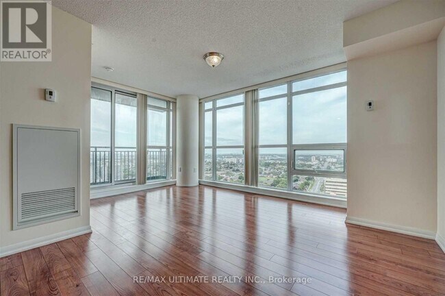 Photo du bâtiment - 830 Lawrence Ave W
