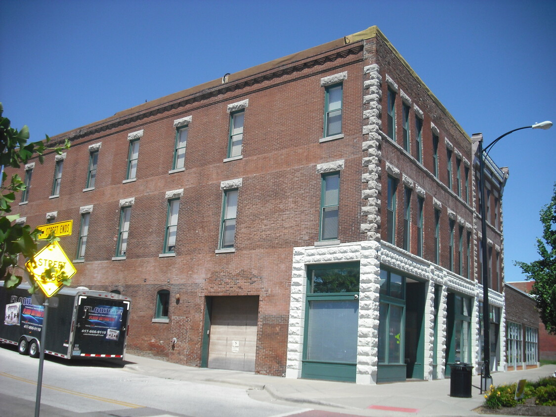 Primary Photo - 315 W Commercial St