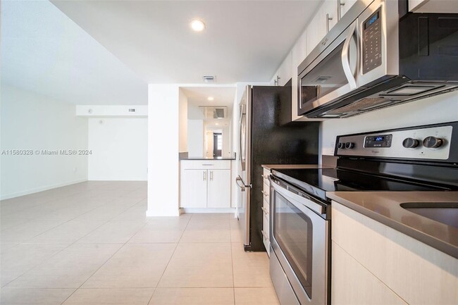 Building Photo - 910 West Avenue Unit 1434