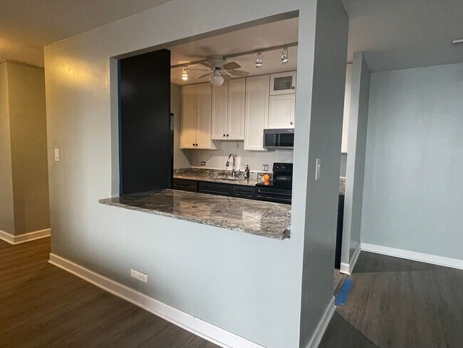 Foto del edificio - 3930 N PINE GROVE Ave