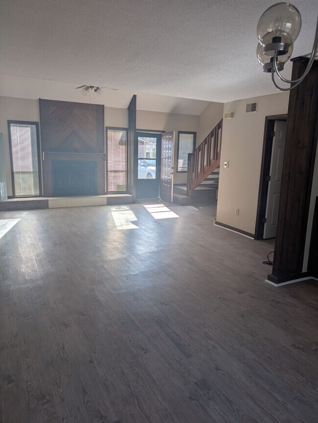 Foto del edificio - 311 Rock Knoll Dr