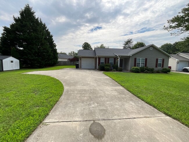 Building Photo - Updated 3/2 Home in High Point, One level,...