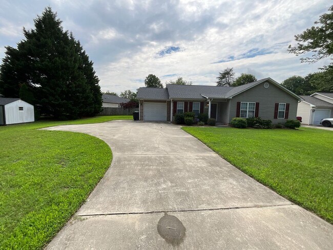 Foto del edificio - Updated 3/2 Home in High Point, One level,...