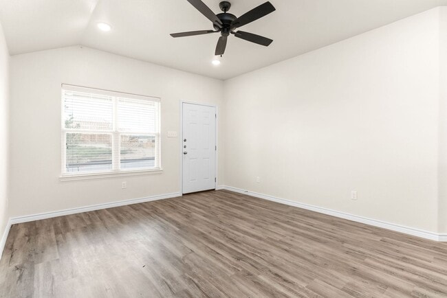 Building Photo - 305 Lost Trl