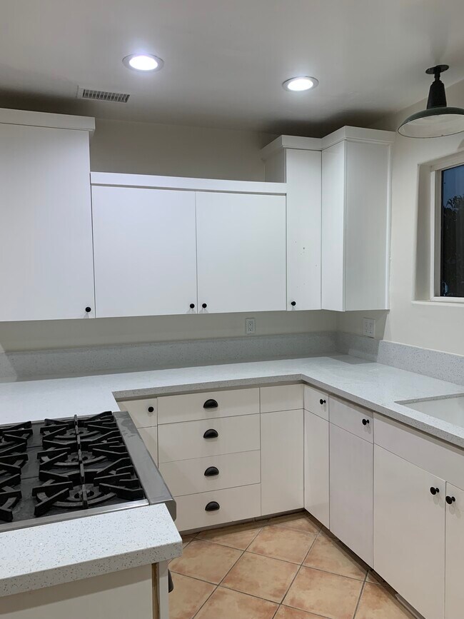Building Photo - 613 N Mountain View Pl