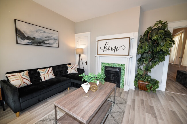 Sala de estar - 2106 Pogue Ave