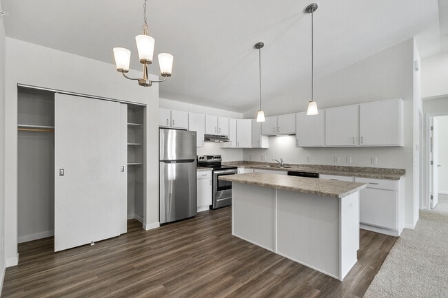 Building Photo - Pine Creek Apartments