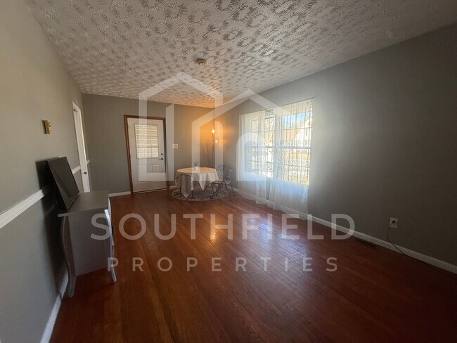 Foto del edificio - 5881 Elm St