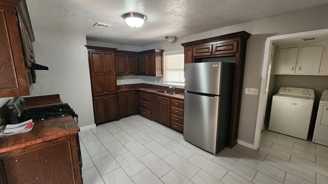 Foto del edificio - 3 bedroom 1 bath house with garage and cen...