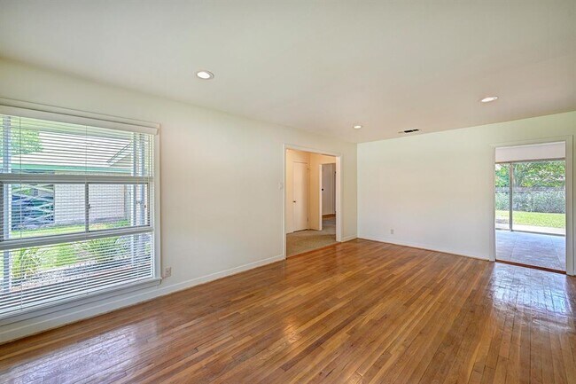 Foto del edificio - 9771 Westview Dr