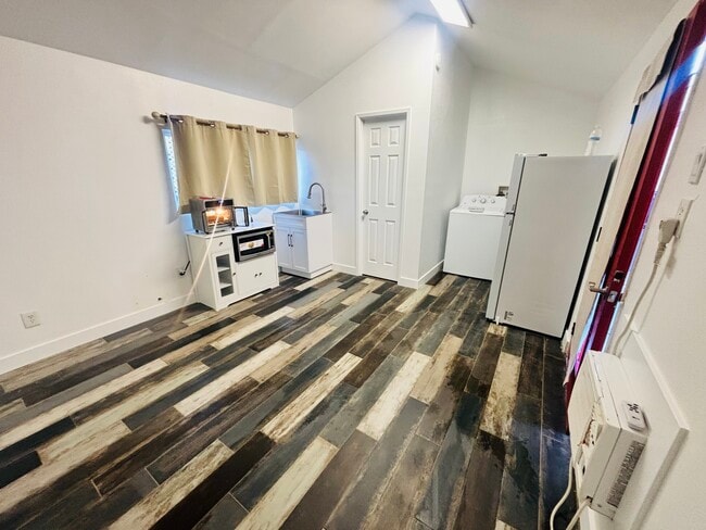 Building Photo - 152 W Tenth St