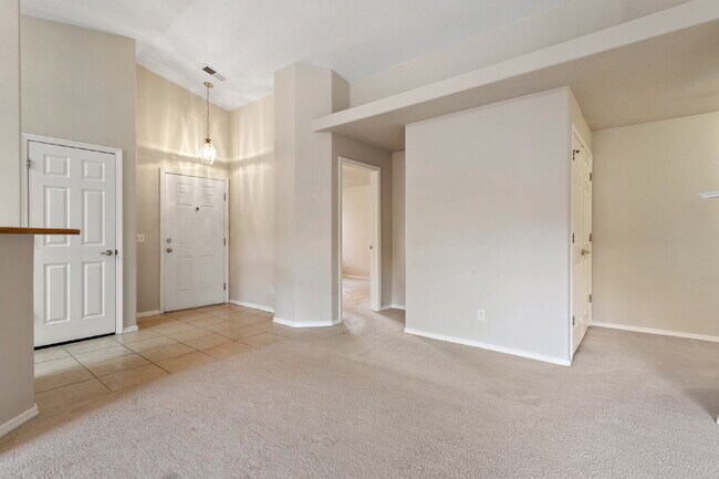 Foto del edificio - Stylish 3-Bed Condo in Gated Community – J...