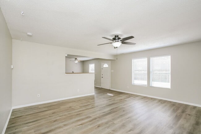 Building Photo - 8551 Bluff Point Dr