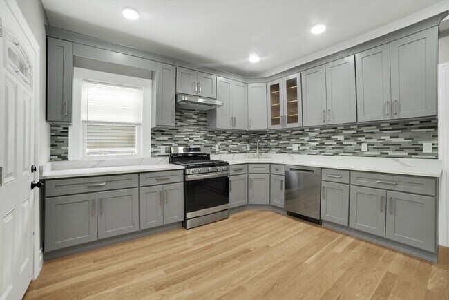 Building Photo - 68 Pleasant St