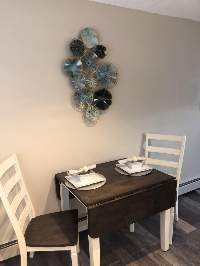 Building Photo - 409 E Sheridan Ave