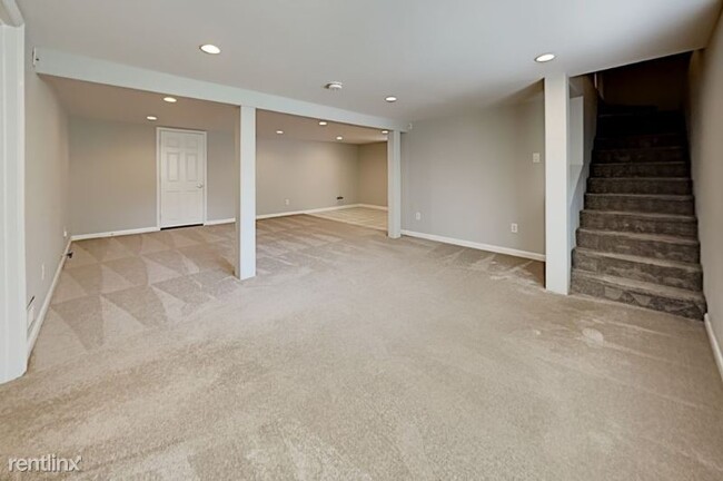 Building Photo - 573 Whispering Hills Dr