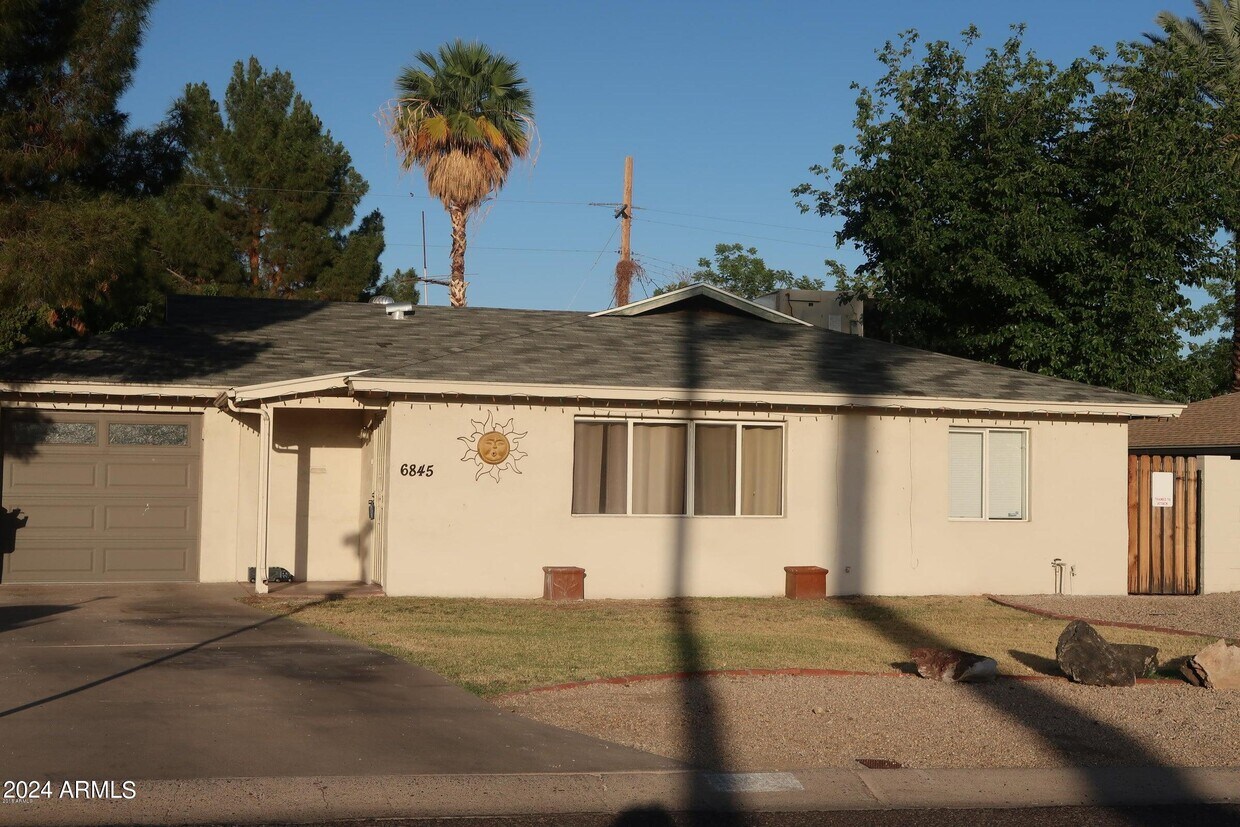 Primary Photo - 6845 N 14th Pl