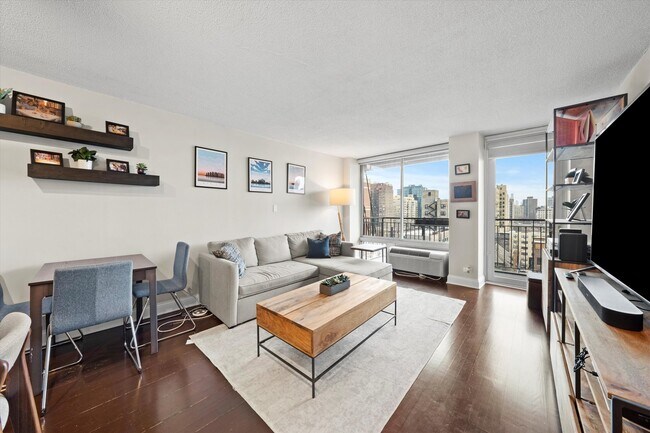 Building Photo - 450 W Briar Pl