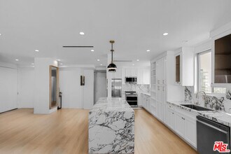 Building Photo - 100 S Doheny Dr