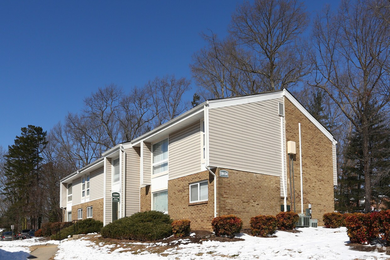 Laketree Manor Apartments in Chester, VA