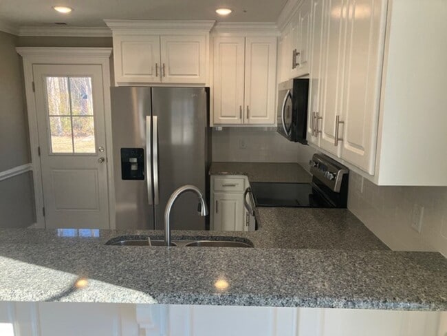 Foto del edificio - 5243 Castlewood Dr