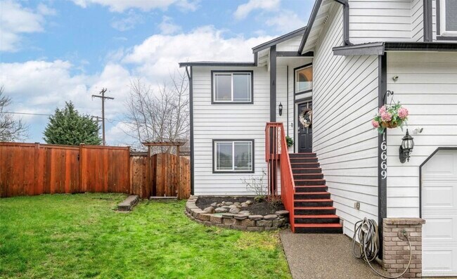 Foto del edificio - 16669 Rainier View Dr SE