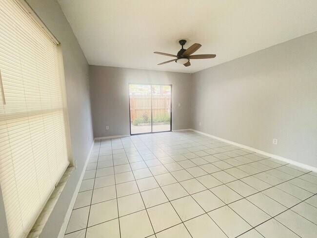 Building Photo - HIDDEN CREEK CONDO-1613 Little River Dr Or...