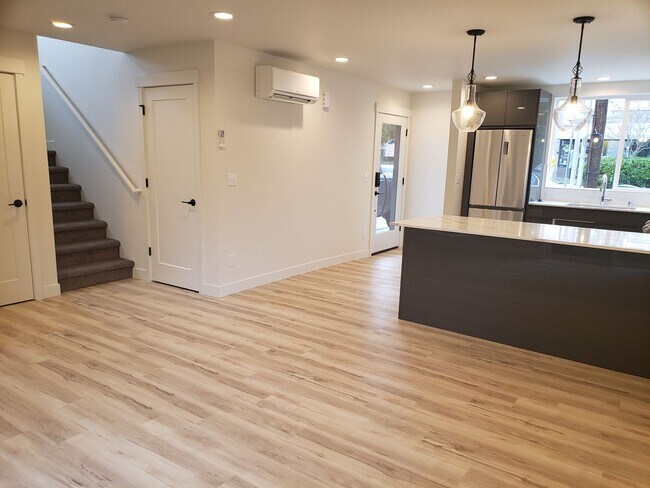 Foto del edificio - University Village New Construction Rental